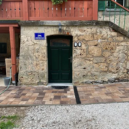 Apartma Elza *